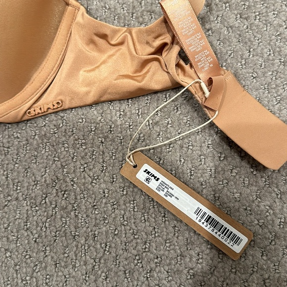 Skims Weightless Demi Bra - Picture 2 of 3